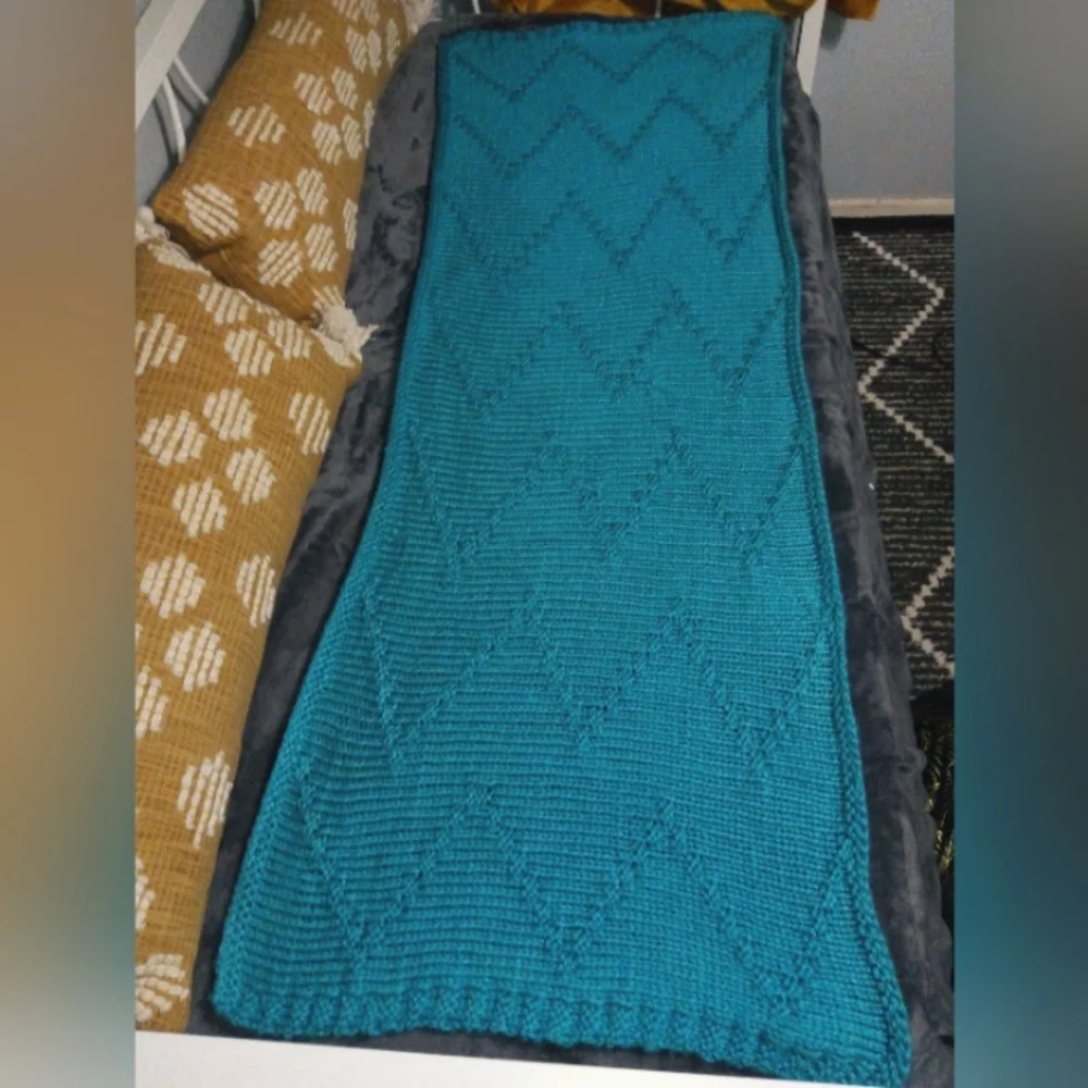 Hand Knit Thick Chevron Bed Runner in Bluebird Blue 26x64in. NEW